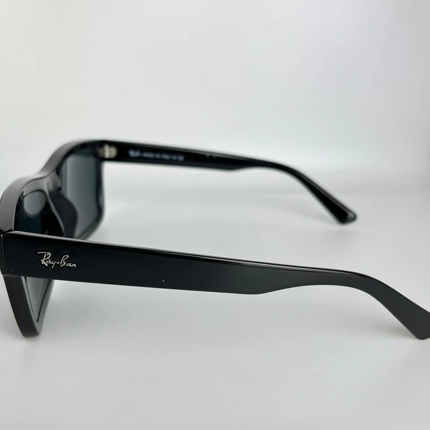Ray-Ban R104